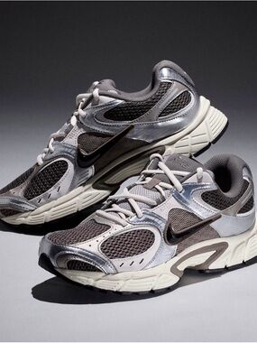 Nike V5 RNR Metallic Silver + Taupe